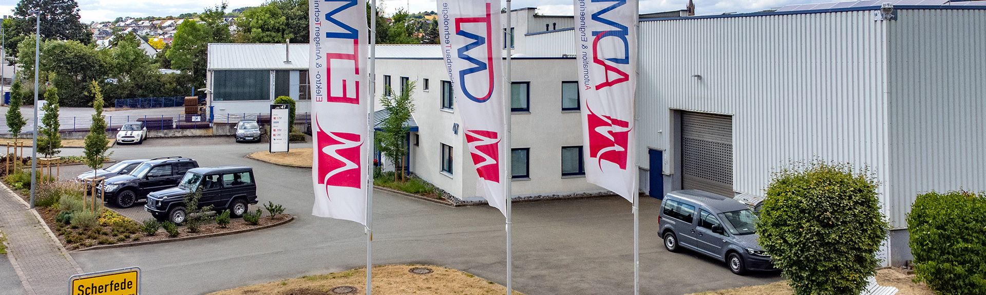 Blick auf die Einfahrt zum Firmengebäude