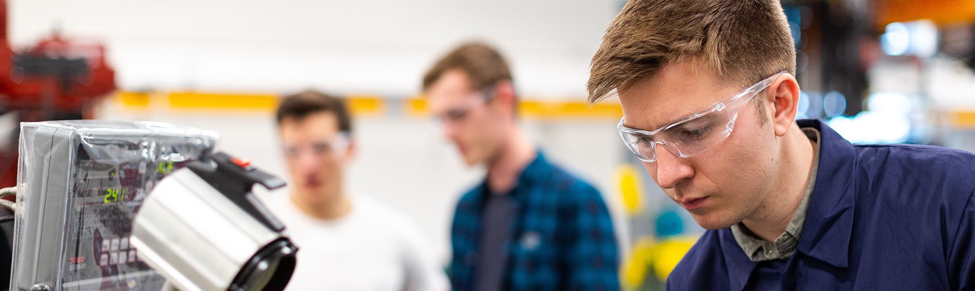 Auszubildender bei der Arbeit