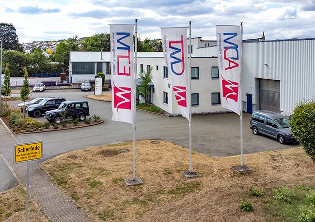 Blick auf die Einfahrt zum Firmengebäude